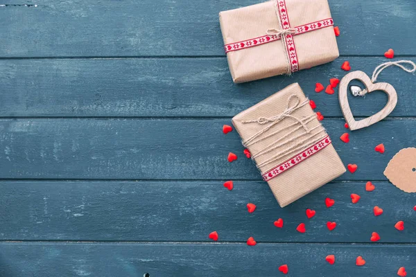 情人节作文 木制背景下带弓和心的礼品盒 — 图库照片