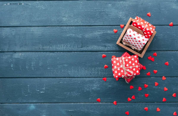 Κάτοψη Του Δώρο Κουτί Και Διακοσμήσεις Κόκκινες Καρδιές Την Ημέρα — Φωτογραφία Αρχείου