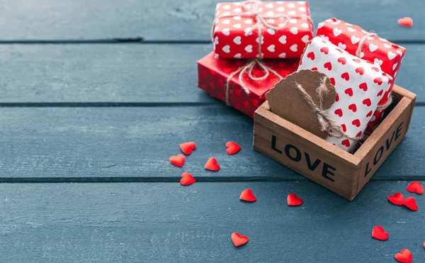 顶部的礼物盒和红心装饰在情人节在木制背景 — 图库照片