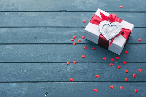 Sfondo San Valentino Confezione Regalo Con Fiocchi Cuori Sfondo Legno — Foto Stock