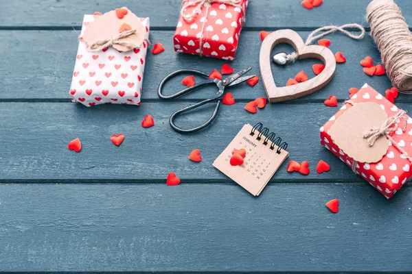 Valentijnsdag Achtergrond Geschenkdoos Met Bogen Harten Houten Achtergrond — Stockfoto