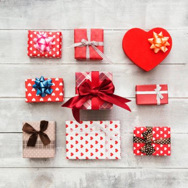 Hediye kutuları, kurdeleler, dekorasyon kırmızı renklerde düz yatırın. Düz yatıyordu, en iyi görünümü