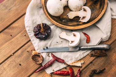 Champignon mantar, mat ve baharat ahşap zemin üzerine çuval bezi