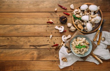 Ahşap arka plan üzerinde mantarlı risotto. Kopya alanı ile Üstten Görünüm 