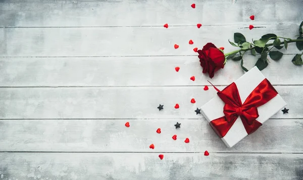 Valentýna Karty Dni Matek Dárková Krabice Růží Přes Dřevěné Pozadí — Stock fotografie