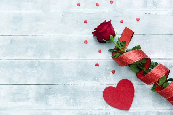 Rosa Vermelha Com Corações Para Fundo Dia Dos Namorados — Fotografia de Stock