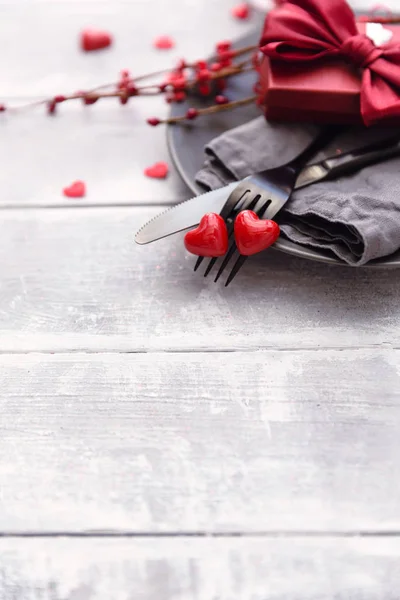 Table Fête Pour Saint Valentin Avec Fourchette Couteau Coeurs Sur — Photo