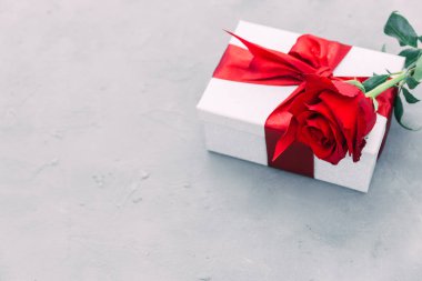 Güzel kırmızı gül ve hediye kutusu kopya alanı ile ahşap arka plan üzerinde. Sevgililer günü hediyesi.