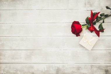 Sevgililer günü hediye kutusu ahşap masa üzerinde. Kopya alanı ile Üstten Görünüm