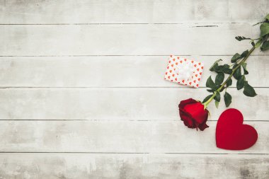 Sevgililer günü kartı. Anneler günü. Gül desenli ahşap arka plan üzerinde hediye kutusu