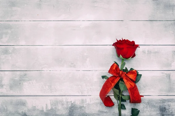 Rosa Rossa Sfondo Legno Concetto San Valentino — Foto Stock