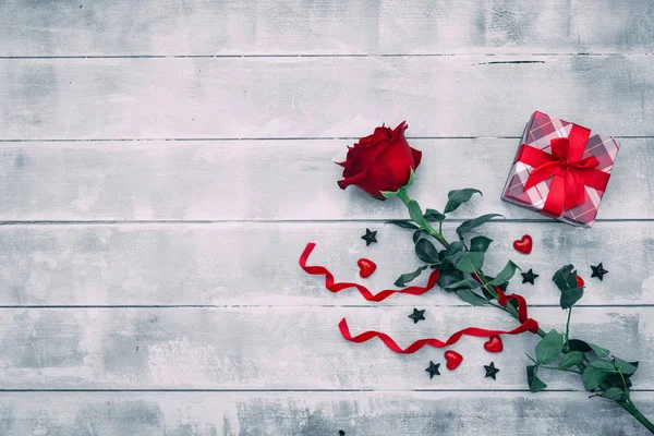 Sfondo San Valentino Con Fiore Rosa Rossa Piccola Scatola Regalo — Foto Stock