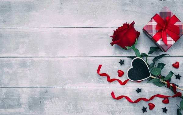 Valentine Pozadí Červenými Růže Květ Malé Krabičce Rustikální Dřevo Šťastní — Stock fotografie
