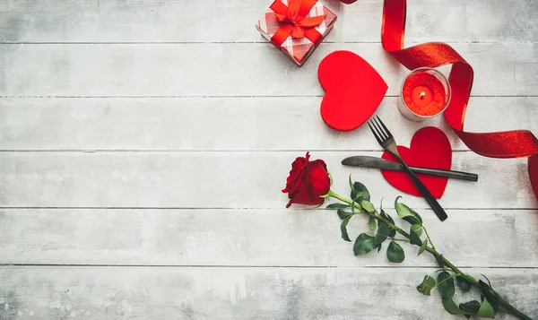 Tavola San Valentino Apparecchiata Con Forchetta Coltello Cuori Rossi Nastro — Foto Stock