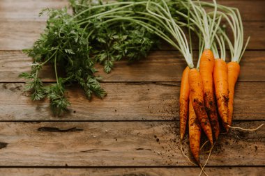 Tahta masada taze havuç.