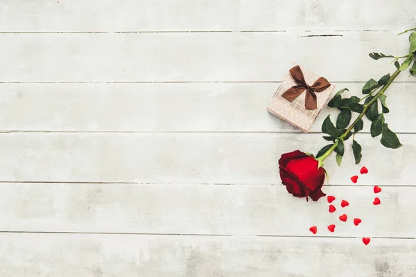 Rose Rouge Boîte Cadeau Sur Table Bois Valentines Fond Fête — Photo