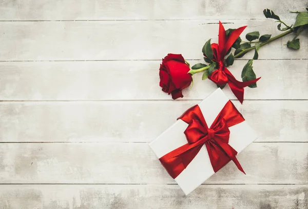 红玫瑰和礼品盒在木桌上 快乐情人节场景 — 图库照片