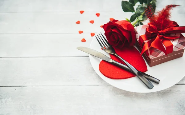 Table Saint Valentin Avec Assiette Fourchette Couteau Ruban Rose Contexte — Photo