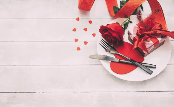 발렌타인의 테이블 설정입니다 나이프와 테이블 집합입니다 공간입니다 — 스톡 사진