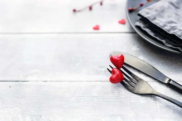 Cenário Mesa Festivo Dia Valentim Com Garfo Faca Corações Uma — Fotografia de Stock