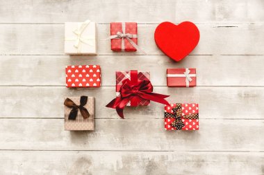 Düz Lay hediye kutuları, kurdeleler ve süslemeleri ile. Düz yatıyordu, en iyi görünümü