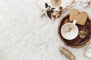Sıcacık kış düz beyaz arka plan üzerinde arka plan, kahve, eski vintage kağıt yatıyordu. Natürmort trendy kompozisyon blogcular için