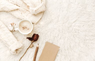 Blogger, rahat ev, hipster sabah, trendy tonlama için düz yatıyordu kompozisyon
