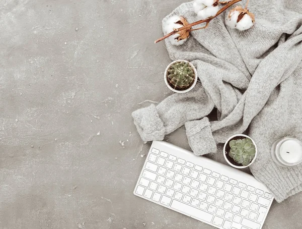 따뜻한 스웨터 키보드와 블로거 아늑한 — 스톡 사진