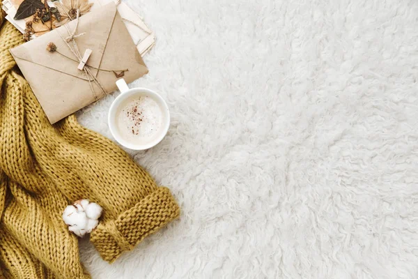 따뜻한 스웨터와 봉투입니다 구성입니다 게으른 따뜻한 분위기 블로거 — 스톡 사진