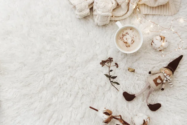 Composição Leigos Plana Com Xícara Café Cena Acolhedora — Fotografia de Stock