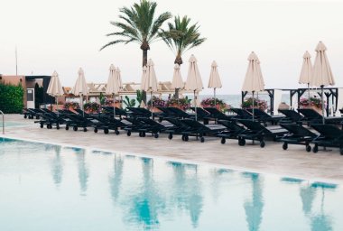 Bazı yataklar ve anket İspanya ile güneşlenme sandalyeli