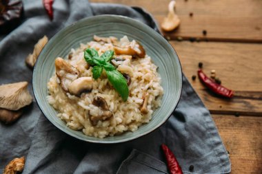 Eski bir ahşap zemin üzerine mantarlı risotto. Rustik tarzı.