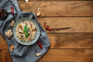 Tahta masada porcini mantarlı risotto.