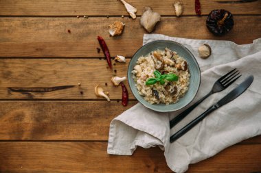 Risotto beyaz plaka üzerinde mantar, Görünümü Kapat