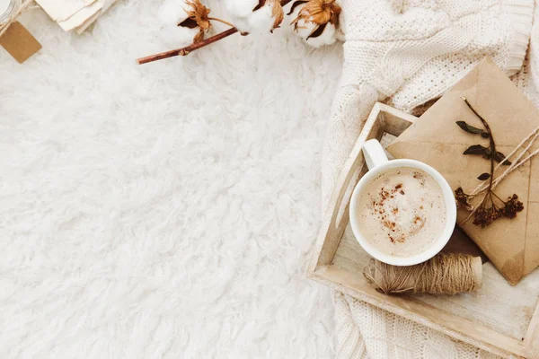冬季舒适的背景与杯咖啡 温暖的毛衣和旧的字母 平躺为博客 — 图库照片
