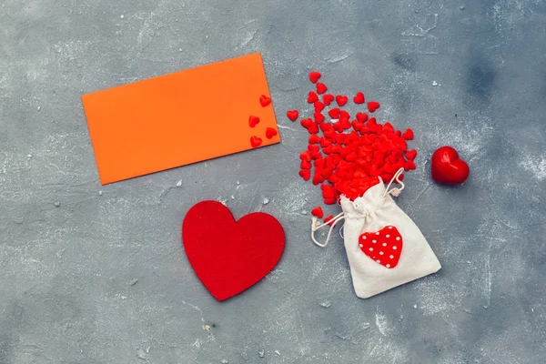 Muitos Pequenos Corações Vermelhos Com Cartão Vermelho Fundo Amor Romântico — Fotografia de Stock