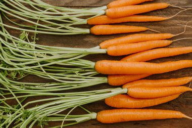 Ahşap zemin üzerinde taze havuç 