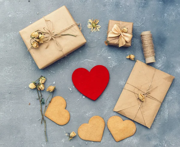 Plano Leigos Dia Dos Namorados Doces Coração Vermelho Presentes Papel — Fotografia de Stock