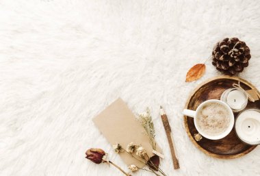 Kahve fincanı rahat ev ortamında mumlar ile. Düz kopya alanı ile yatıyordu 