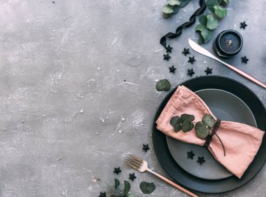 Düğün yemeği tasarım. Hafif pastel renkli sofra set: plaka, rustik eski püskü ahşap arka plan üzerinde vintage gümüş 