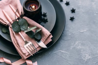 Düğün yemeği tasarım. Hafif pastel renkli sofra set: plaka, rustik eski püskü ahşap arka plan üzerinde vintage gümüş 