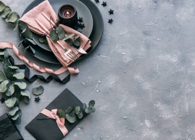 Düğün yemeği tasarım. Hafif pastel renkli sofra set: plaka, rustik eski püskü ahşap arka plan üzerinde vintage gümüş 