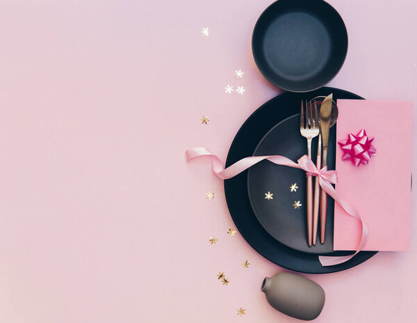 Романтический стол на розовом фоне для питания, меню, электронная почта, баннер, празднование вечеринки в ресторане
