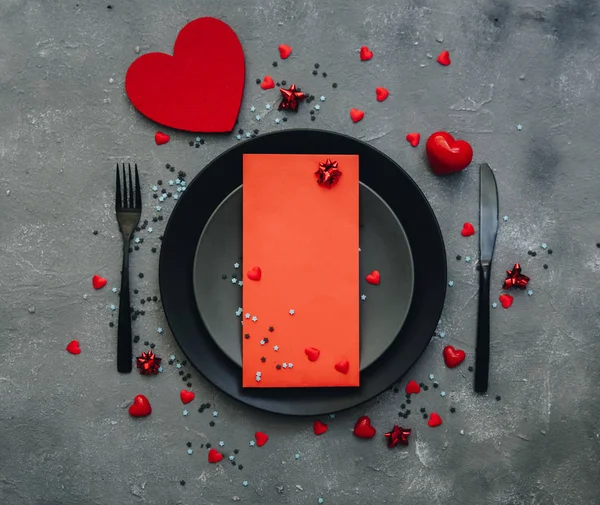 낭만적인 개념입니다 발렌타인 마음과 접시에 레스토랑 테이블의 — 스톡 사진