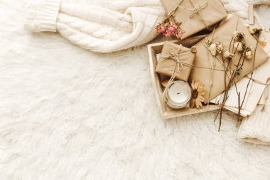 Sıcak kazak, Kraft kağıt, mevcut ve kurutulmuş çiçekler, beyaz arka plan. Sıcak şarabı. Düz yatıyordu, en iyi görünümü