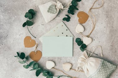 Kartı, süslemeleri ve okaliptüs, düğün davetiye, vintage shabby chic tarzı düz yatıyordu kompozisyonu