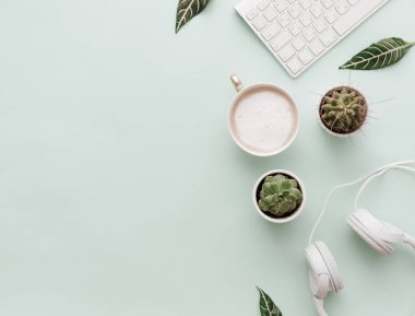 Kahve ve kulaklık ile hippi masaüstü minimalist düz yatıyordu 