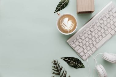 Minimalist düz Hipster masaüstü kahve ve klavye ile yatıyordu 