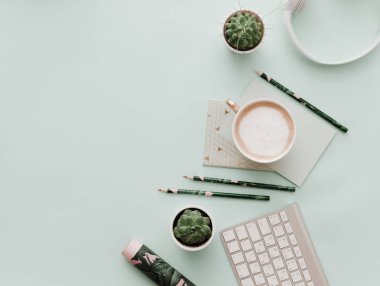 Tasarımcılar, blogcular kahve fincanı ve klavye ile çalışma alanı