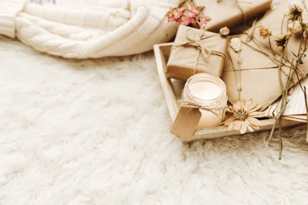 Warmer Pullover Bastelpapier Geschenk Und Getrocknete Blumen Auf Weißem Hintergrund — Stockfoto